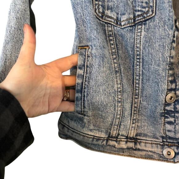 Light Wash Distressed Denim Jacket Vintage Style 3/4 Sleeves Frayed Details - Picture 6 of 7